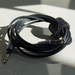 Guía de Gestión de Cables: "Escritorio Limpio, Mente Limpia" jack auxiliar con brida de velcro